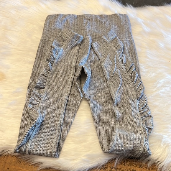 Lululemon Ghost Herringbone Leggings! size 2 - Picture 4 of 6